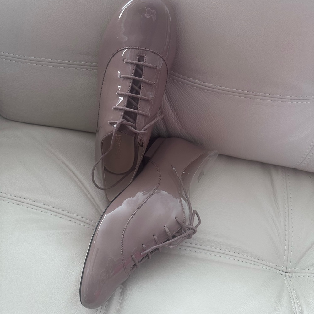 Nine West patent Leather tan color lace flats size 7 1/2 medium